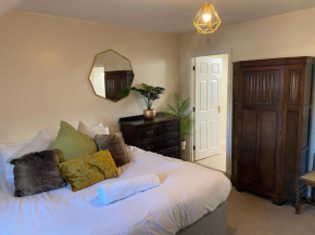 Lolite Homes - 4 Bed Perfect for NEC Genting Arena Resort World & Airport - Serviced Hawk Home